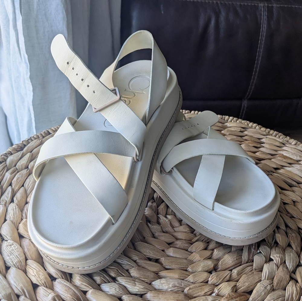 EUC Chaco Cream Townes Midform Sandals